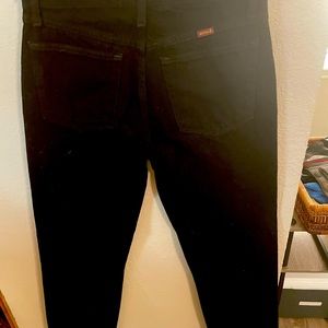 Black Rustler slim straight leg jeans. Zip fly. 32W x 34L. New